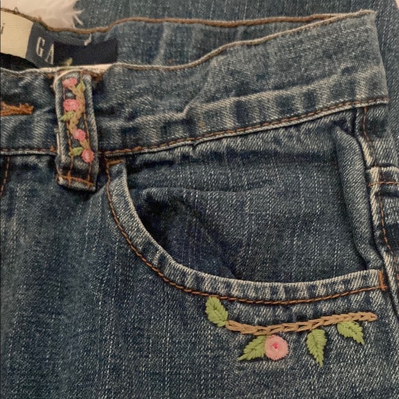 GAP Girl’s Capri Jeans with Floral Embroidery - Picture 5 of 5